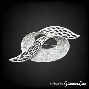 Vintage Celebrity NY Abstract Textured Swirl Ribbon Silver Tone Brooch